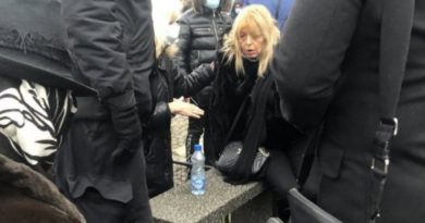 DŽEJEVOJ BIVŠOJ ŽENI POZLILO NA DŽENAZI, PODBUHLOG LICA SE SRUŠILA: Adil odmah pritrčao brzinom svjetlosti DŽEJEVOJ BIVŠOJ ŽENI POZLILO NA DŽENAZI, PODBUHLOG LICA SE SRUŠILA: Adil odmah pritrčao brzinom svjetlosti