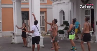 “NENADE, LJUDI, OPET BALONI LETE IZNAD ZADRUGE”: Svi pritrčali da vide ŠTA PIŠE! (VIDEO) “NENADE, LJUDI, OPET BALONI LETE IZNAD ZADRUGE”: Svi pritrčali da vide ŠTA PIŠE! (VIDEO)