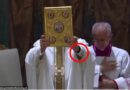 Ljudi ne mogu da veruju: Novi papa podigao ruku, a ispod rukava provirio detalj koji niko nije očekivao…