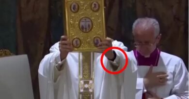 Ljudi ne mogu da veruju: Novi papa podigao ruku, a ispod rukava provirio detalj koji niko nije očekivao…