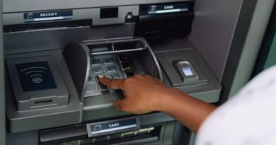 Danas dok sam šetao, primetio sam nešto što mi je odmah privuklo pažnju. Stariji čovek je stajao pored bankomata, a potom se okrenuo i otišao – a da nije uzeo novac koji je bankomat izbacio.