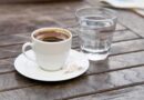 ☕ Zašto se uz kafu služi čaša vode? Istina koja vas možda iznenadi