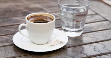 ☕ Zašto se uz kafu služi čaša vode? Istina koja vas možda iznenadi