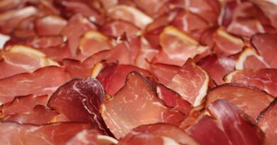 Neobično otkriće u svakodnevici: Šta se krije iza priče o USB-u pronađenom u kobasici?