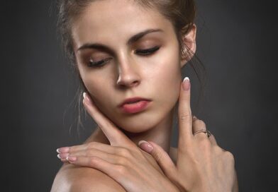 Kada žena grize usnu dok vas gleda: Šta to zaista znači i kako čitati signale