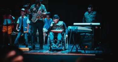 Kada nastup postane viralna tema: Šta nas slučaj Rade Manojlović uči o granicama, profesionalizmu i kulturi ponašanja na javnim događajima