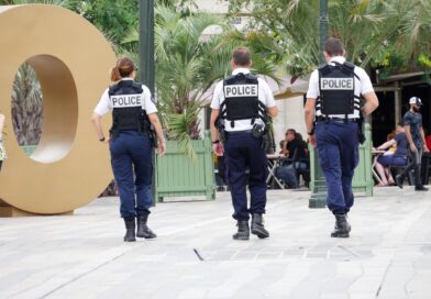 Kako je jedna noć promenila dva života: Priča o policajcu koji je hranio izgladnelo novorođenče i sinu koji mu se šesnaest godina kasnije zahvalio Kako je jedna noć promenila dva života: Priča o policajcu koji je hranio izgladnelo novorođenče i sinu koji mu se šesnaest godina kasnije zahvalio