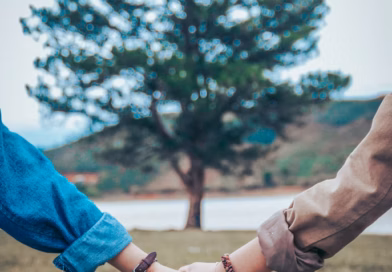 Zašto je normalno osećati privlačnost prema drugoj osobi i šta to znači za vašu vezu