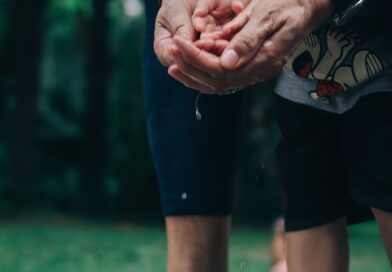 Značenje Narukvica za Gležanj: Istorija, Stil i Simbolika