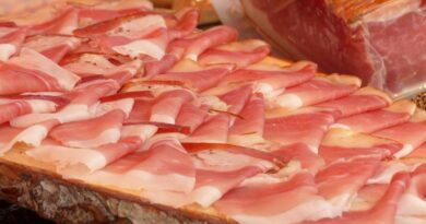 Dugina boja na delikatesnoj šunki: kako da znate da li je bezbedna za jelo ili pokvarena