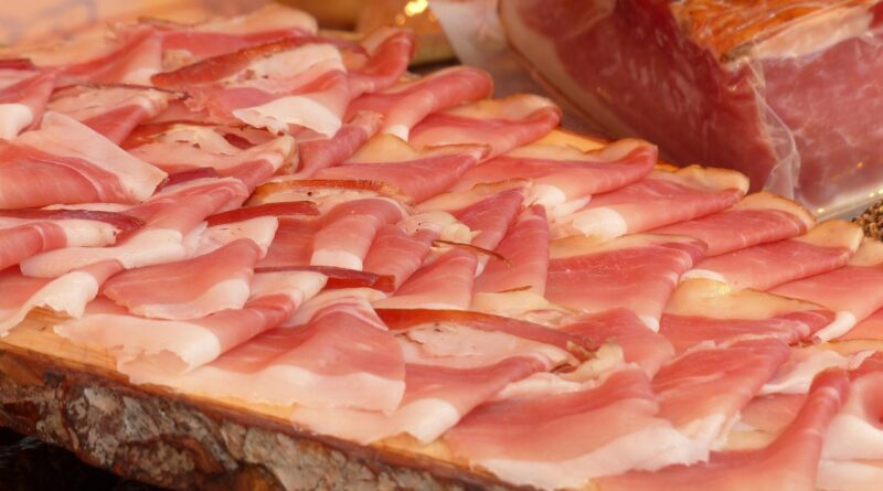 Dugina boja na delikatesnoj šunki: kako da znate da li je bezbedna za jelo ili pokvarena