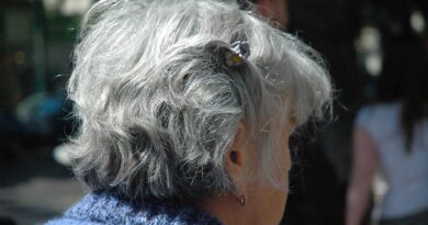 Psihološko značenje prirodnog sijedenja: šta govori odluka da se kosa više ne farba