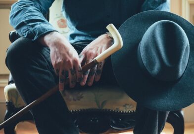 Deset godina je prolazio pored neobičnog brežuljka iza štale dok nije otkrio tajnu zakopanu u zemlji