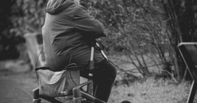 Sin je izbacio majku na kišu, a taksista je pokazao šta znači ljudskost: kako mala gesta može promeniti život