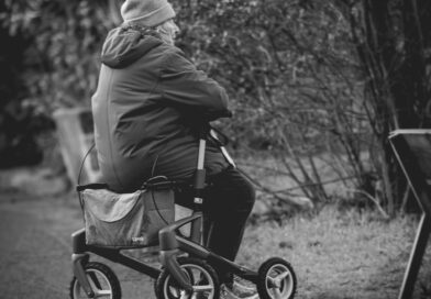 Sin je izbacio majku na kišu, a taksista je pokazao šta znači ljudskost: kako mala gesta može promeniti život