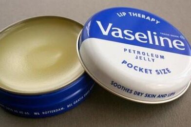 Vazelin: 13 praktičnih načina upotrebe koje mnogi ne znaju (i kako ga koristiti bezbjedno)