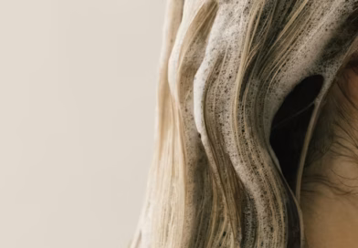 Greške u boji kose nakon 50. godine: zašto ledeno plava može postarati izgled i koje nijanse podmlađuju