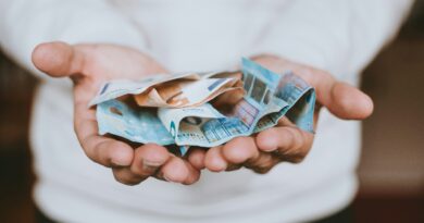 Zašto neki ljudi drže presavijenu novčanicu od 50 eura u novčaniku: simbolika, navike i psihološki efekat