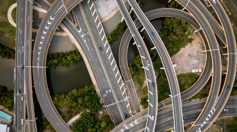 Kako pravilno voziti u kružnom toku: jednostavna pravila koja sprečavaju greške i kazne