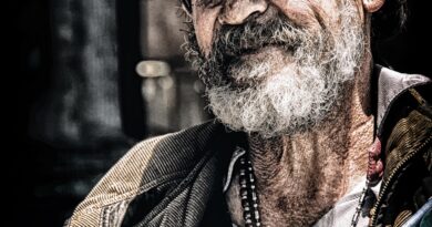 U tajnosti je pružila ljubaznost beskućniku — a onda su mu deca stigla sa šokantnim otkrićem