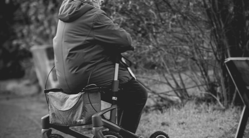 Doveo sam svoju 75-godišnju majku da živi s nama — i ubrzo zažalio: Lekcija koju ne želiš da ponoviš