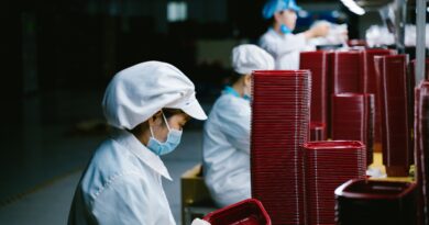 Kada tišina postane snaga: Kako je jedan šal i fascikla vratili dostojanstvo pred 48 svedoka