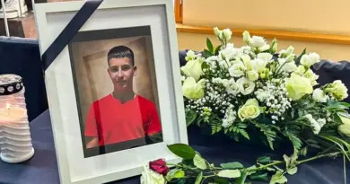 Drniš se oprostio od Luke Milovca: Emotivne poruke sa komemoracije potresle cijeli kraj Drniš se oprostio od Luke Milovca: Emotivne poruke sa komemoracije potresle cijeli kraj