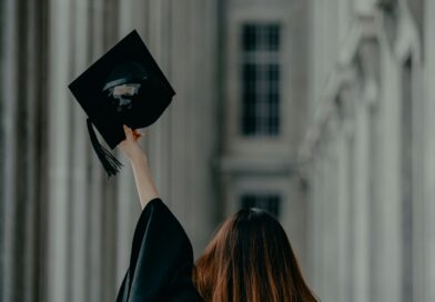Sa 62 Godine Konačno Sam Diplomirala: Osoba Koja Me Je Čekala Nakon Svečanosti Promenila Mi Je Život Sa 62 Godine Konačno Sam Diplomirala: Osoba Koja Me Je Čekala Nakon Svečanosti Promenila Mi Je Život