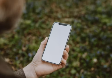 Prodala sam porodičnu kuću da pomognem mužu da ostvari san, a onda sam slučajno uzela njegov telefon i otkrila da planira novi život sa drugom ženom