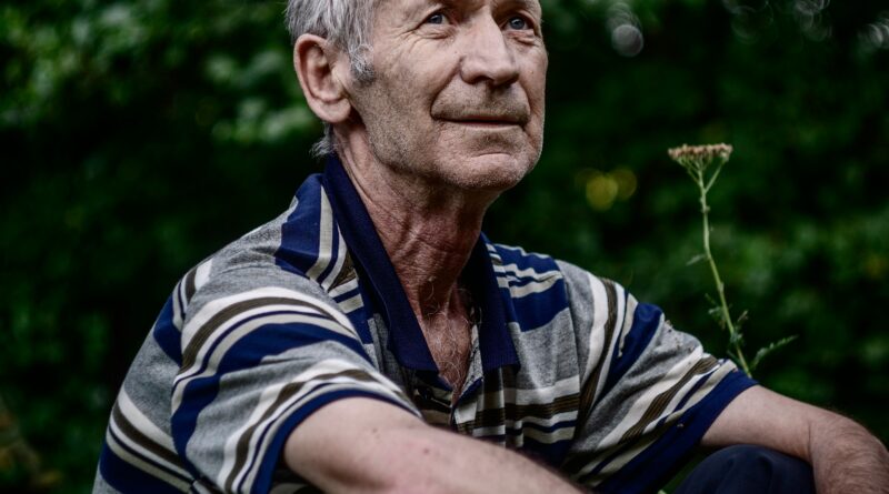 Nakon 72 godine braka, na sahrani supruga nepoznati čovjek mi je predao malu kutiju. Ono što sam pronašla unutra promijenilo je sve što sam mislila da znam