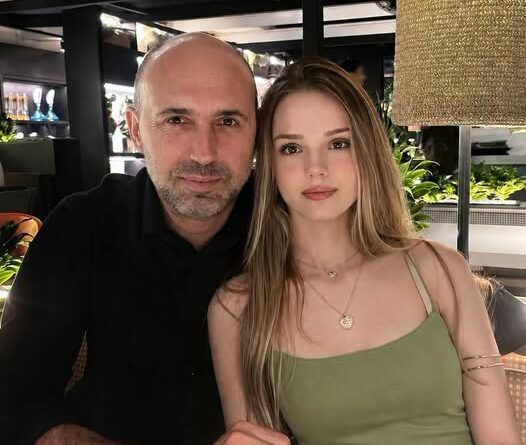 Emili je na večeri saznala tajnu čuvanu 22 godine: Čovek kojeg je zvala ocem doneo je kovertu koja je promenila sve Emili je na večeri saznala tajnu čuvanu 22 godine: Čovek kojeg je zvala ocem doneo je kovertu koja je promenila sve