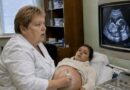 U ordinaciji je vladala uobičajena tišina koju su prekidali samo tihi zvuci aparata i povremeni šumovi iz hodnika. Laura je sjedila na krevetu za pregled, nježno držeći svoj trudnički stomak, dok je pokušavala da se nasmije.