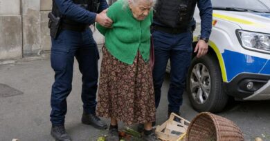 Policajci su želeli da pomognu starijoj prodavačici: Neobičan detalj na paradajzu pokrenuo je istragu